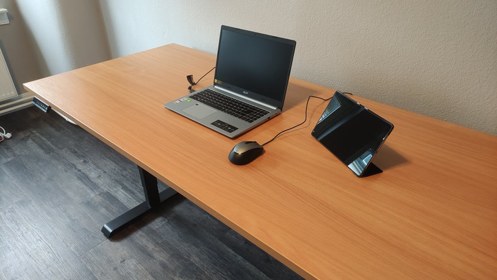 Ergotopia Desktopia Pro Schreibtisch mit Notebook und Tablet