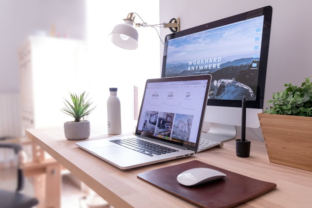 Homeoffice mit Notebook und iMac